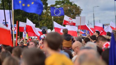 Varşova, Polonya. 1 Ekim 2023. Milyonların Yüreği Yürüyüşü. Yüz binlerce insan demokrasiye destek vermek için hükümet karşıtı protesto yürüyüşü yapıyor. İnsanların kendiliğinden verdiği tepki..