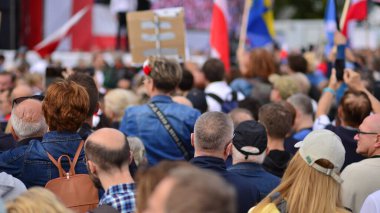 Varşova, Polonya. 1 Ekim 2023. Milyonların Yüreği Yürüyüşü. Yüz binlerce insan demokrasiye destek vermek için hükümet karşıtı protesto yürüyüşü yapıyor. İnsanların kendiliğinden verdiği tepki..