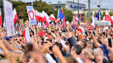Varşova, Polonya. 1 Ekim 2023. Milyonların Yüreği Yürüyüşü. Yüz binlerce insan demokrasiye destek vermek için hükümet karşıtı protesto yürüyüşü yapıyor. İnsanların kendiliğinden verdiği tepki..