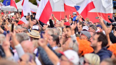 Varşova, Polonya. 1 Ekim 2023. Milyonların Yüreği Yürüyüşü. Yüz binlerce insan demokrasiye destek vermek için hükümet karşıtı protesto yürüyüşü yapıyor. İnsanların kendiliğinden verdiği tepki..