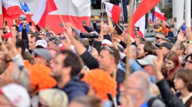 Varşova, Polonya. 1 Ekim 2023. Milyonların Yüreği Yürüyüşü. Yüz binlerce insan demokrasiye destek vermek için hükümet karşıtı protesto yürüyüşü yapıyor. İnsanların kendiliğinden verdiği tepki..