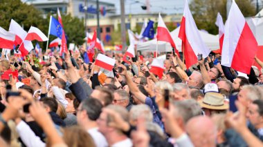 Varşova, Polonya. 1 Ekim 2023. Milyonların Yüreği Yürüyüşü. Yüz binlerce insan demokrasiye destek vermek için hükümet karşıtı protesto yürüyüşü yapıyor. İnsanların kendiliğinden verdiği tepki..