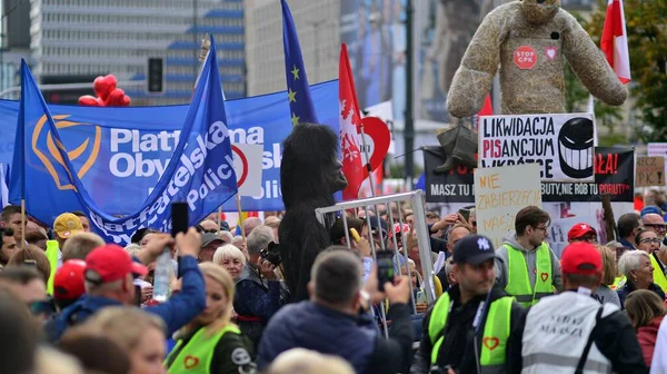 Varşova, Polonya. 1 Ekim 2023. Milyonların Yüreği Yürüyüşü. Yüz binlerce insan demokrasiye destek vermek için hükümet karşıtı protesto yürüyüşü yapıyor. İnsanların kendiliğinden verdiği tepki..