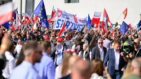 Varşova, Polonya. 1 Ekim 2023. Milyonların Yüreği Yürüyüşü. Yüz binlerce insan demokrasiye destek vermek için hükümet karşıtı protesto yürüyüşü yapıyor. İnsanların kendiliğinden verdiği tepki..