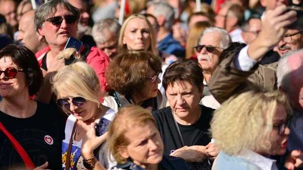 Varşova, Polonya. 1 Ekim 2023. Milyonların Yüreği Yürüyüşü. Yüz binlerce insan demokrasiye destek vermek için hükümet karşıtı protesto yürüyüşü yapıyor. İnsanların kendiliğinden verdiği tepki..