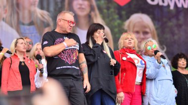 Varşova Polonya. 1 Ekim 2023. Milyonlarca Kalp Yürüyüşü. Yürüyüş güzergahının sonunda sanatçılar sahneye çıktı ve birlikte 