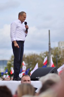 Varşova, Polonya. 1 Ekim 2023. Donald Tusk, komünizmin çöküşünden bu yana Polonya 'da görülen en büyük gösteriler sırasında. Bir Milyon Yüreğin Yürüyüşü.