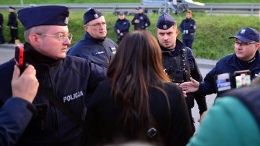 Varşova, Polonya. 9 Ekim 2023. Polis seçim öncesi toplantıyı güvence altına aldı.