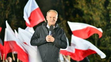 Varşova, Polonya. 9 Ekim 2023. Donald Tusk seçim mitinginde yaptığı konuşmada, seçim kampanyasının sonunda devlet televizyonunda televizyonda yayınlanan bir tartışmanın ardından konuştu..