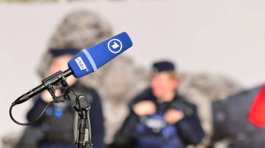 Varşova, Polonya. 24 Ekim 2023. TV haber kanalının logosu olan mikrofon. RBB 'yi imzala. ARD.