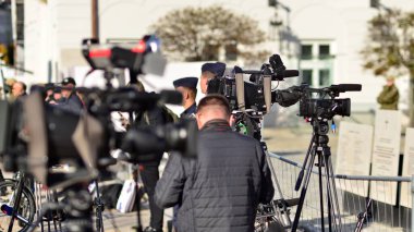 Varşova, Polonya. 24 Ekim 2023. Video ve fotoğraf makinesi olan bir grup profesyonel gazeteci ve muhabir haber yapıyor ve canlı yayın yapıyorlar. Başkanlık Sarayı.