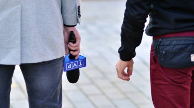 Varşova, Polonya. 24 Ekim 2023. TV haber kanalının logosu olan mikrofon. TVP 'yi imzala.