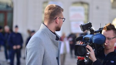 Varşova, Polonya. 24 Ekim 2023. Video ve fotoğraf makinesi olan bir grup profesyonel gazeteci ve muhabir haber yapıyor ve canlı yayın yapıyorlar. Başkanlık Sarayı.