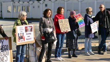 Varşova, Polonya. 24 Ekim 2023. Cumhurbaşkanlığı Sarayı önünde Başbakan 'a verilen desteğin göstergesi olarak Donald Tusk seçildi.