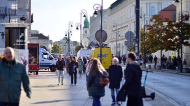 Varşova, Polonya. 24 Ekim 2023. TV haber arabası. Muhabirler için özel nakliye. Başkanlık Sarayı 'ndaki mobil televizyon yayını. Olay yerinden canlı yayın.