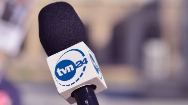 Varşova, Polonya. 24 Ekim 2023. TV haber kanalının logosu olan mikrofon. TVN24 'ü imzala.