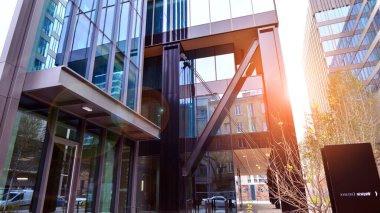 Metal ve cam duvar malzemelerinin karışımı. Sütunlarda çelik cephe. Soyut modern mimari. Yüksek teknoloji minimalist ofis binası. Çağdaş iş mimarisi soyut parça.