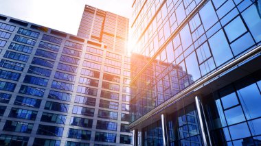 Modern şehrin cam cephelerinin soyut yansıması. Modern ofis binası detayları, cam yüzey.