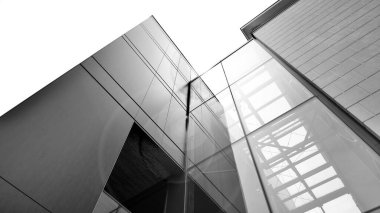 Modern şehrin cam cephelerinin soyut yansıması. Modern ofis binası detayları, cam yüzey. Siyah ve beyaz.