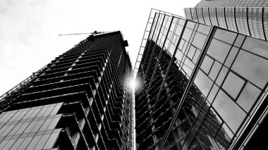 İnşaat halindeki bir gökdelenin manzarası. Modern mimari geçmişi. Yüksek binalar inşa etmek, gayrimenkul inşaatı kavramı. Siyah ve beyaz.