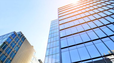 Mavi modern ofis binasına bakıyorum. Alüminyum çerçeveli binanın cam pencereleri.