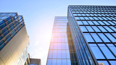 Mavi modern ofis binasına bakıyorum. Alüminyum çerçeveli binanın cam pencereleri.