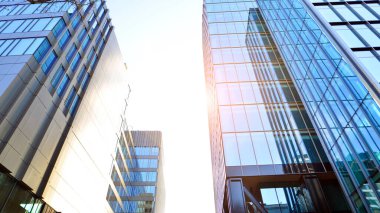 Mavi modern ofis binasına bakıyorum. Alüminyum çerçeveli binanın cam pencereleri.