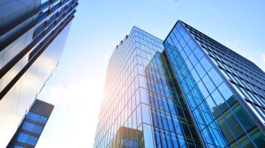 Mavi modern ofis binasına bakıyorum. Alüminyum çerçeveli binanın cam pencereleri.