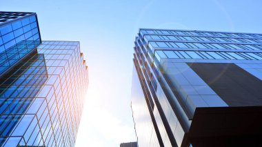 Mavi modern ofis binasına bakıyorum. Alüminyum çerçeveli binanın cam pencereleri.