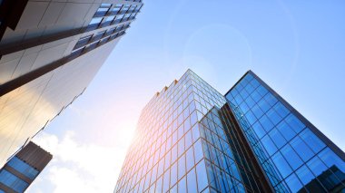 Mavi modern ofis binasına bakıyorum. Alüminyum çerçeveli binanın cam pencereleri.