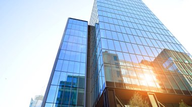 Mavi modern ofis binasına bakıyorum. Alüminyum çerçeveli binanın cam pencereleri.