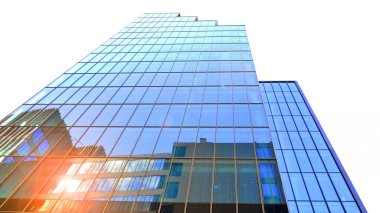 Mavi modern ofis binasına bakıyorum. Alüminyum çerçeveli binanın cam pencereleri.