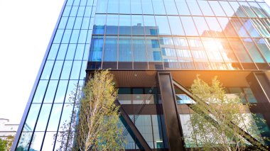 Çelik ve cam. Modern mimari ya da inşaat endüstrisinin konusu. Modern ofis binası cephesi yüksek çelik yapı elemanları ve tam boy pencereler arasında. 