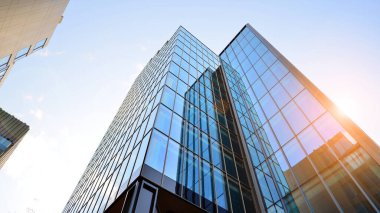 Mavi modern ofis binasına bakıyorum. Alüminyum çerçeveli binanın cam pencereleri.