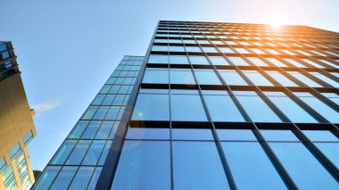 Mavi modern ofis binasına bakıyorum. Alüminyum çerçeveli binanın cam pencereleri.