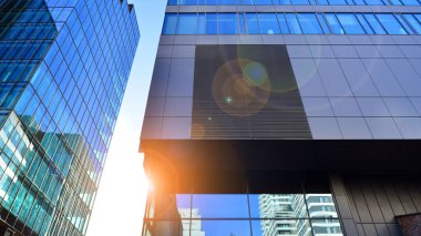 Mavi modern ofis binasına bakıyorum. Alüminyum çerçeveli binanın cam pencereleri.