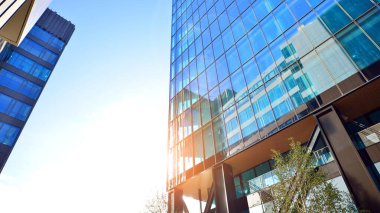 Çelik ve cam. Modern mimari ya da inşaat endüstrisinin konusu. Modern ofis binası cephesi yüksek çelik yapı elemanları ve tam boy pencereler arasında. 