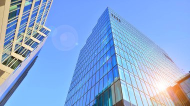 Mavi modern ofis binasına bakıyorum. Alüminyum çerçeveli binanın cam pencereleri.