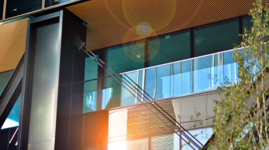 Çelik ve cam. Modern mimari ya da inşaat endüstrisinin konusu. Modern ofis binası cephesi yüksek çelik yapı elemanları ve tam boy pencereler arasında. 