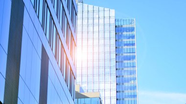 Mavi modern ofis binasına bakıyorum. Alüminyum çerçeveli binanın cam pencereleri.