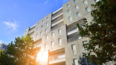 Modern yerleşim alanı. Yeni apartmanın yakınındaki ağaçlar. Doğa dostu lüks gayrimenkul.