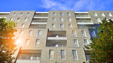 Modern yerleşim alanı. Yeni apartmanın yakınındaki ağaçlar. Doğa dostu lüks gayrimenkul.