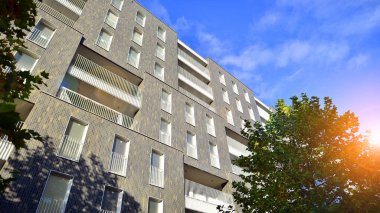 Modern yerleşim alanı. Yeni apartmanın yakınındaki ağaçlar. Doğa dostu lüks gayrimenkul.