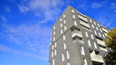 Modern yerleşim alanı. Yeni apartmanın yakınındaki ağaçlar. Doğa dostu lüks gayrimenkul.