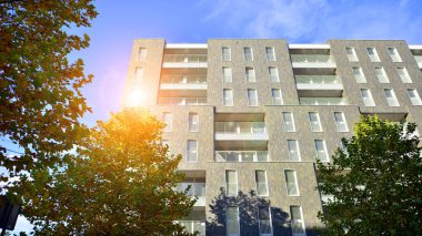 Modern yerleşim alanı. Yeni apartmanın yakınındaki ağaçlar. Doğa dostu lüks gayrimenkul.