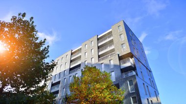 Modern yerleşim alanı. Yeni apartmanın yakınındaki ağaçlar. Doğa dostu lüks gayrimenkul.