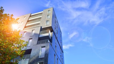 Modern yerleşim alanı. Yeni apartmanın yakınındaki ağaçlar. Doğa dostu lüks gayrimenkul.