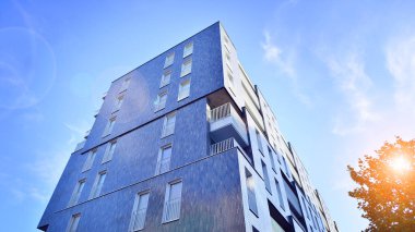 Modern yerleşim alanı. Yeni apartmanın yakınındaki ağaçlar. Doğa dostu lüks gayrimenkul.