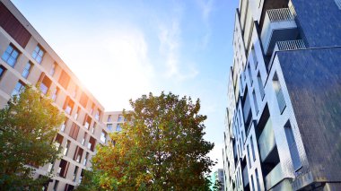 Modern yerleşim alanı. Yeni apartmanın yakınındaki ağaçlar. Doğa dostu lüks gayrimenkul.