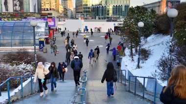 Varşova, Polonya. 5 Aralık 2023. Patelnia Meydanı 'ndaki kalabalık. 